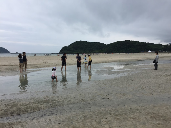 翌日はみんなで海へ。天気だけが残念でした!