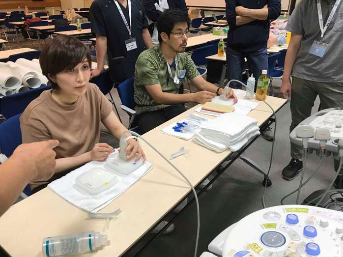 ファントムを用いて超音波ガイド下の穿刺の練習