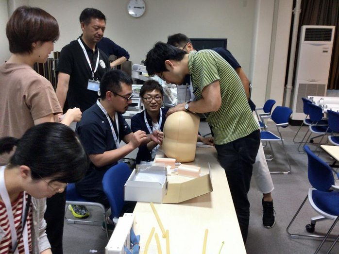 レジストラ同士でサポートしながら行う腰椎穿刺