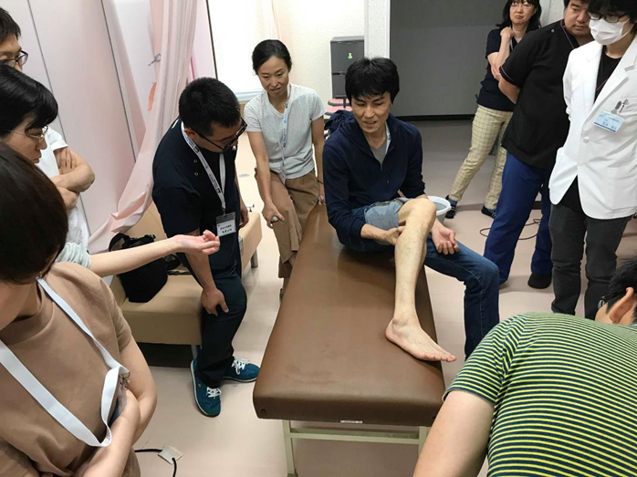 一宮先生自ら患者さん役となって行った下腿のギプス固定
