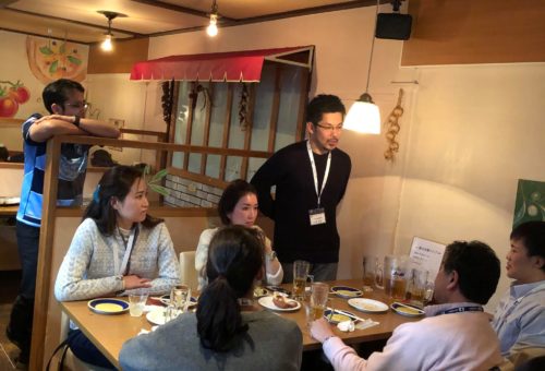 自己紹介の先陣を切る大野先生とそれを見守る卓哉先生（左奥）