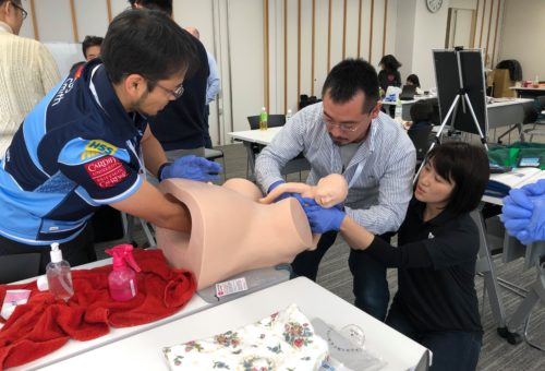 純子先生（左）の指導の下に産科実習に取り組む米原先生（中央）