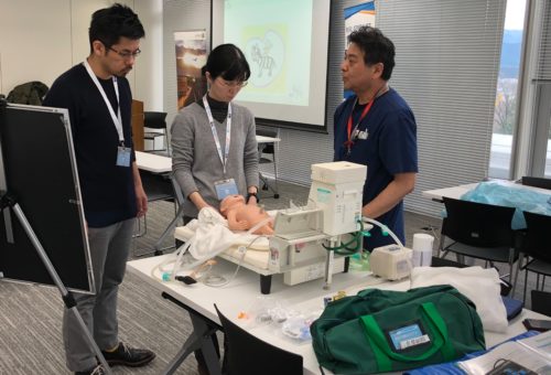 新生児蘇生実習中の三名