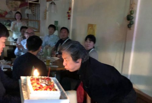 還暦祝いのケーキの蝋燭を吹き消す人事担当の矢田さん