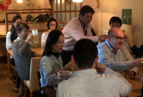 乾杯の音頭をとる伊藤先生