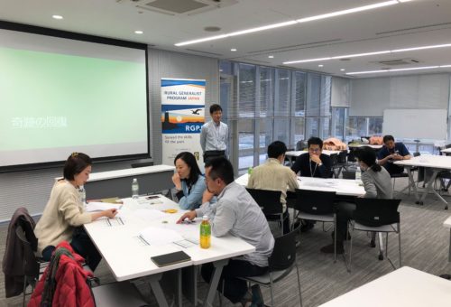二つの班に分かれてグループワークに取り組む三期生